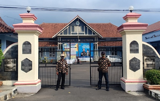 Petugas Piket / Satpam Sekolah