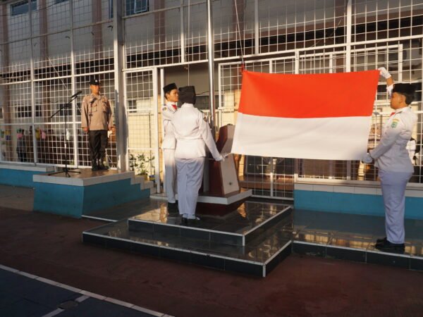 UPACARA BENDERA DAN PENYULUHAN BAHAYA NARKOBA BAGI GENERASI MUDA DARI POLRES MAJALENGKA UPACARA BENDERA DAN PENYULUHAN BAHAYA NARKOBA BAGI GENERASI MUDA DARI POLRES MAJALENGKA