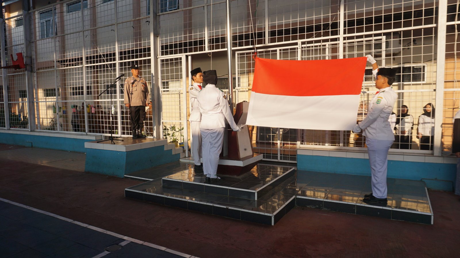 UPACARA BENDERA DAN PENYULUHAN BAHAYA NARKOBA BAGI GENERASI MUDA DARI POLRES MAJALENGKA UPACARA BENDERA DAN PENYULUHAN BAHAYA NARKOBA BAGI GENERASI MUDA DARI POLRES MAJALENGKA